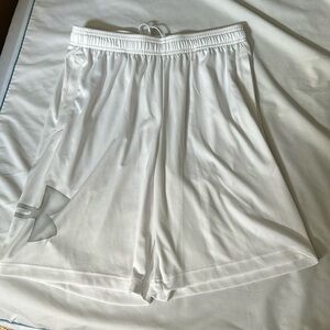 Under armor, loose fitting men’s medium athletic shorts